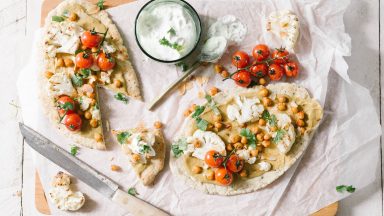 Indiase kormapizza met kikkererwten