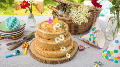 Hartige taart met gele curry, linzen en bloemkool