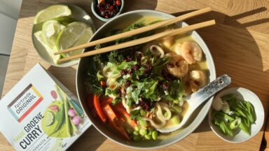 Noodle soep met curry kruidenpasta