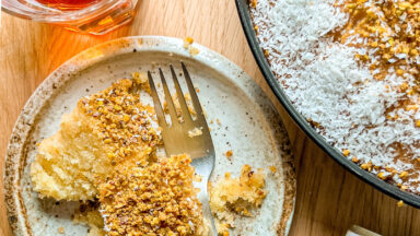 Smeuïge griesmeelcake met suikerwater en noten
